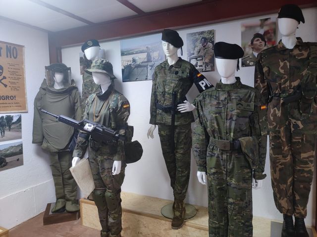 Fotografía 24 de 72 de la muestra de la exposición «Mujer y Guardia Civil»